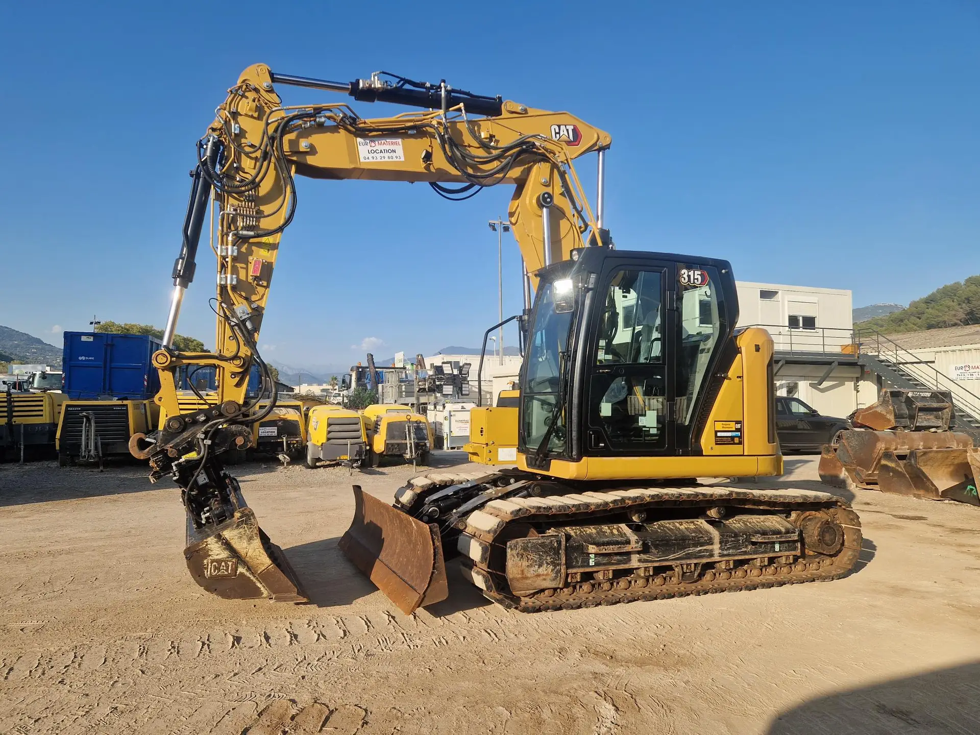 Pelle sur chenilles urbaines Caterpillar chez Euromatériel à Nice